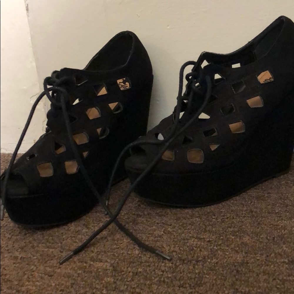 Black wedges